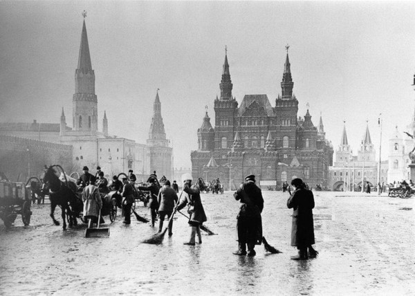 Дворники на Красной площади, Москва. Фото около 1900 года.