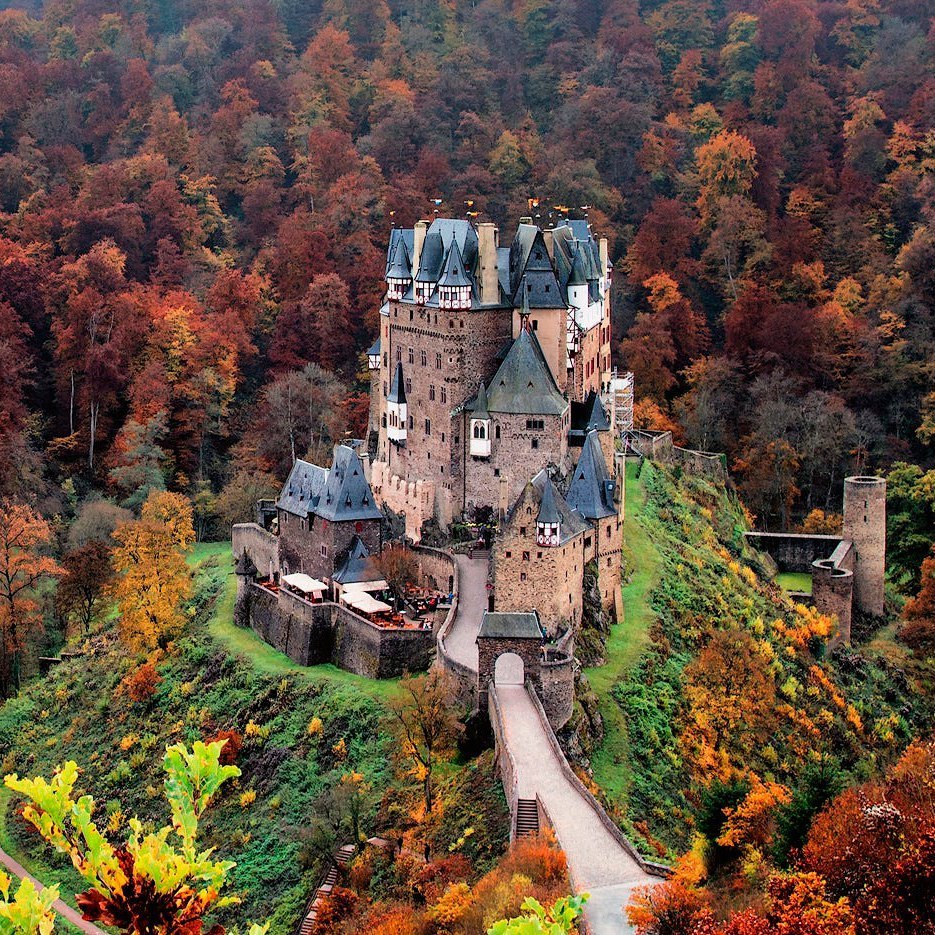 Красивые места европы. Замок Эльц Германия. Замок Эльц, Виршем, Германия. Замок Eltz в Германии. Замок Элис Кастл Германия.
