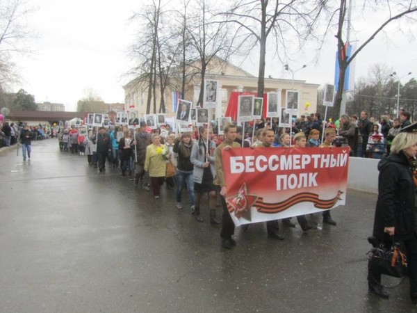 Акция «Бессмертный полк»
В этом году вся Россия отмечает знаменательную дату – 70-летие Победы в Великой Отечественной войне. Каждая семья несет свою персональную память о войне, поэтому личная ответственность каждого - хранить эти имена из поколения в поколение, помнить тех, кто подарил нам мирное небо.
Насколько масштабным будет шествие «Бессмертного полка» на митинге 9 мая - присоединяйтесь к Всероссийской акции "Бессмертный полк"! 
Приглашаем всех, кому дорога память о фронтовиках-победителях, сформировать наш, каширский "Бессмертный полк". Для участия в акции необходимо изготовить на держателе транспарант/штендер из плотного картона, на котором разместить отсканированную фотографию своего солдата войны (форматом не менее А4) с указанием фамилии, имени, отчества и воинского звания, и в День Победы пройти с ним в парадных шествиях. Если в вашем фотоальбоме не сохранились фотографии фронтовика, можно сделать штендер, на котором будет написано имя, фамилия, отчество и его воинское звание. Записываться заранее не нужно, главное - прийти с портретом фронтовика на построение.
Построения Бессмертного полка: с 8:00 до 08:45 часов г. Кашира-2, ул. Вахрушева у д. 4 – 12, с 11:30 до 11:45 п. Зендиково (автостоянка по правой стороне автомобильной трассы - за 200 м от мемориала).
«Бессмертный полк своей главной задачей считает сохранение в каждой семье личной памяти о поколении Великой Отечественной войны. Участие в Бессмертном полку подразумевает, что каждый кто помнит и чтит своего родственника - ветерана армии и флота, партизана, подпольщика, бойца Сопротивления, труженика тыла, узника концлагеря, блокадника, ребенка войны, 9 Мая выходит на улицы города с его фотографией, чтобы принять участие в параде в колонне Бессмертного полка, либо самостоятельно отдать дань памяти, принеся транспарант с портретом или фотографию к Вечному огню, иному памятному месту» - из Устава Бессмертного полка.
Удивительная вещь человеческая память! - иногда мы помним то, что никогда не видели и не знали... Мы не мёрзли в окопах, не отогревали руки раскалёнными снарядами, не месили сапогами грязь фронтовых дорог, не спасались от бомбёжек, не теряли в бою самых верных товарищей... Но - мы помним! ...Помним, каким страшным испытанием стала для нашего города война! Из Каширского района на фронт было призвано более 20 тысяч человек, многие ушли на фронт добровольцами. С полей сражений не вернулись тысячи каширян. 
Если мы помним свою историю, чтим подвиги наших близких и родных, то принять участие в акции – долг каждого человека. Не оставайтесь равнодушными!