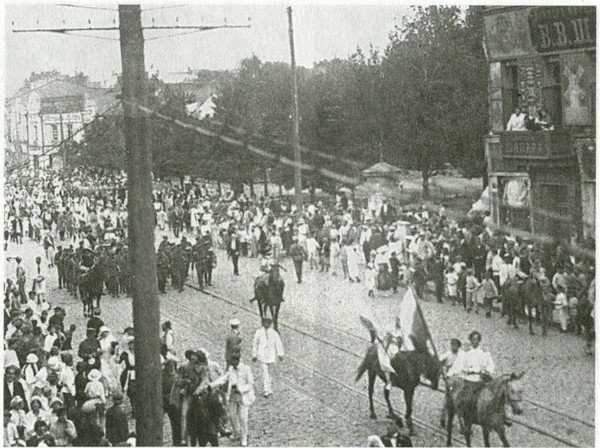 Вступление Добровольческой армии в освобождённый Харьков 25 июня 1919 года.