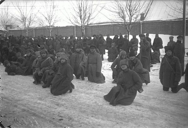 Отступившие в Эстонию белогвардейцы Северо-Западной армии Н. Н. Юденича были разоружены, ограблены и интернированы эстонцами (зима 1919 — 1920 гг.). Теперь получившие независимость (во многом из-за действий местных белых отрядов) эстонцы «отблагодарили» своих бывших союзников, выделив им лагеря в болотисто-лесистой местности.

Эстонский генерал А. Тыниссон издевательски предложил группе русских беженцев рыть землянки (на дворе стоял декабрь), так как многим не выделили даже бараков.

«Несчастные русские, несмотря на зимнюю стужу, буквально раздевались, и всё беспощадно отнималось...» (с) журналист Г. И. Гроссен. / Н. А. Корнатовский. Борьба за красный Петроград.

Началась эпидемия тифа, многие русские солдаты, офицеры и беженцы погибли тогда от голода, холода и болезней. Русские подвергались избиению со стороны эстонских военнослужащих.

Многие рядовые бойцы предпочли в итоге вернуться в Советскую Россию, среди белых офицеров процветали интриги.
_________________

Как эстонцы "приютили" русских белогвардейцев.

К середине ноября 1919 года маленькая белогвардейская армия генерала Юденича была окончательно отброшена от стен Петрограда. Во многом это произошло благодаря предательству эстонских войск, неожиданно бросивших фронт. Но речь сегодня не об этом. Разбитая белая армия быстро откатилась к границе новопровозглашенной Эстонской республики. Именно с её территории солдаты Юденича направлялись освобождать Петроград, до этого выбив большевиков с эстонской земли.

«К 14-го ноября 1919 года Юденич был окончательно разбит, а его армия подошла к эстонской границе и была интернирована» — так пишут в учебниках истории. За красивым иностранным словом «интернирование» скрывается страшная правда. Правительство Эстонии практически уморило воинов Северо-западной армии и множество гражданских беженцев страшной смертью. Подошедшие к границе воинские части белогвардейцев и гражданских беженцев на территорию Эстонии не пускают. «Разгромленные, полностью деморализованные белые были отброшены к эстонской границе – пишет Лев Давыдович Троцкий в своей книге «Моя жизнь» — Как только они её пересекли, правительство Эстонии их разоружило. В Лондоне и Париже никто о них и не вспомнил. То, что ещё вчера было Северо-западной армией Антанты, теперь погибало от холода и голода».

Несколько суток люди в лютый мороз ночевали прямо на земле. «…Русские полки не пропускаются за проволочное ограждение эстонцами. Люди кучами замерзают в эту ночь» — писал великий русский писатель Куприн сам находившийся в гибнущей армии.

Солдаты, взрослые мужчины могут выжить, большинство замерзших — это женщины и дети.

Наконец, начинается пропуск на территорию Эстонии. Небольшими партиями, сквозь колючую проволоку. Все оружие сдается, и это только начало. Эстонские солдаты прямо на морозе раздевают солдат, снимая новые английские шинели, отнимая ценные вещи и золотые кресты и кольца. После чего людей размещают на станции Нарва-2, в помещениях двух пустующих фабрик. Вокруг них снова колючая проволока. Так и должно быть, ведь эти фабрики, по сути – концентрационный лагерь! Условия в эстонском лагере хуже, чем в нацистском: нет кроватей, одеял, теплой одежды. Нет медикаментов, нет вообще ничего!

Рядом на путях стоят тысячи вагонов с имуществом гибнущей русской армии. Там все это есть, но командующий эстонкой армией генерал Лайдонер приказал реквизировать составы со всем их содержимым в пользу Эстонии. «С беженцами из Петроградской губернии, число коих было более 10 тысяч, обращались хуже, чем со скотом. Их заставляли сутками лежать при трескучем морозе на шпалах железной дороги» — писал очевидец о кошмаре, творившемся в Эстонии.

Напрасны протесты Юденича: его армия «союзниками» приговорена. Талабский полк белых, ведя бои с наседающими красными, вышел к эстонской границе последним. Солдаты и офицеры перешли по льду на эстонскую сторону и, как было оговорено, сдали оружие. Но в Эстонию их не пустили, а, направив пулеметы, погнали назад! На другом берегу уже были большевики. Под огнем с обеих сторон погиб весь полк.

У остальных «счастливцев» очутившихся в Эстонии, участь была ненамного лучше. В условиях эстонских концлагерей вспыхнула эпидемия тифа. От него умерли тысячи людей. В полках насчитывалось по 700 — 900 больных при 100 — 150 здоровых; число больных, не помещенных в госпитали, достигало 10 тыс., общее число заболевших составляло 14 тыс. Помощи от эстонцев не было никакой. Только когда тиф вышел за пределы русских бараков власти стали предпринимать меры. Появились элементарные средства гигиены и … братские могилы. «Когда был отдан приказ почистить бараки и госпитали от трупов, то их наваливали на повозки в несколько ярусов, сверху покрывали сеном, вывозили за город и сбрасывали на так называемое «трупное поле»- писал советский историкм Н.А Корнатовкий в книге «Борьба за Красный Петроград»

«Как в Нарве, так и за её пределами северо-западники погибли от эпидемии тифа –указывает очевидец кошмара С.В. Рацевич — Никогда не забуду жуткую картину, открывшу ...