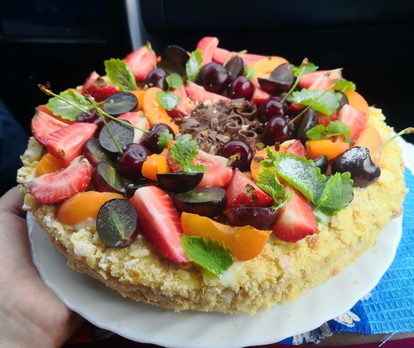 Торт «Наполеон с ягодным декором»